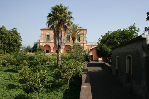 Santa Tecla House | Charming Villa dei Leoni: Pet-Friendly Oasis with Pool