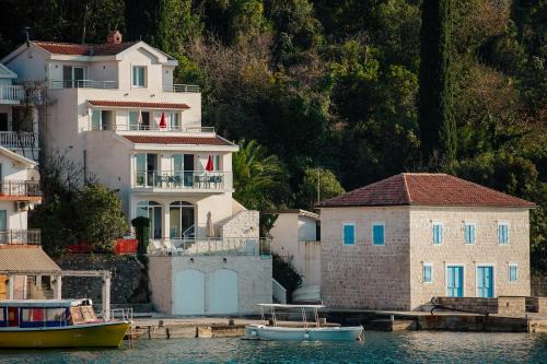 Rose House | Villa del Mare: Oceanfront Escape with Perfect Reviews