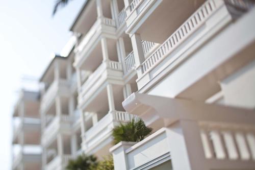 Pinarella Hotel | Relax at Villa Del Mare Spa Resort with Oceanfront Views