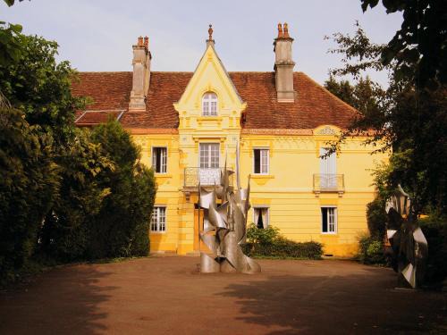 Luxeuil-les-Bains House | Beachfront Villa des Capucins with Hot Tub & Pet-Friendly Stay