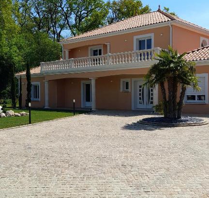Saint-Doulchard Bed & Breakfast | Discover Villa des Chenes: Oceanfront Bliss & Top Reviews