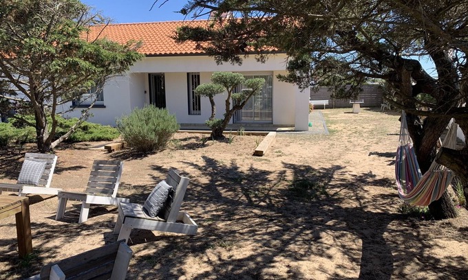 Bretignolles-sur-Mer Villa | Villa Des Dunes: Oceanfront Retreat with Spa & Breakfast!