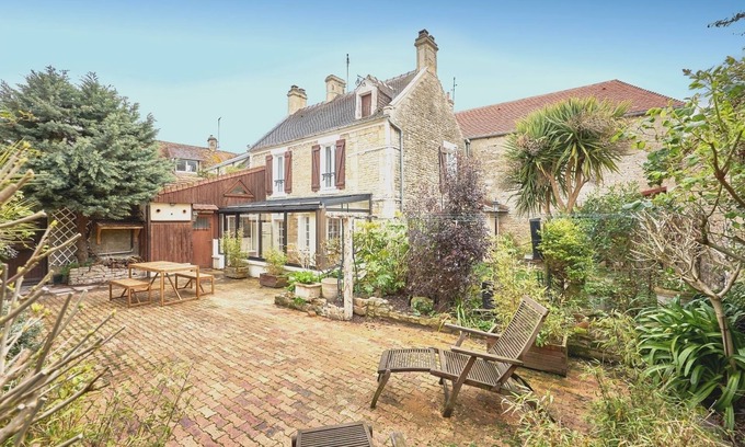Coeur de Nacre House | Villa des Malons: Steps from the Beach with Ocean Views