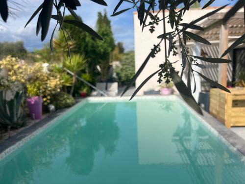 Pinet Bed & Breakfast | Relaxing Villa Des Romieux with Pool and Ocean View