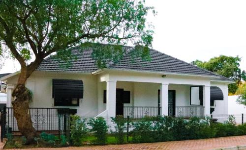 Paarl Apartment | Relaxing Stay at Villa Des Roses with Refreshing Pool Access