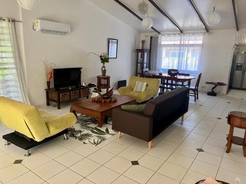 Cayenne Villa | Villa des SALINES: Family-Friendly Haven with Breakfast