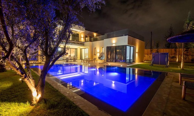 Agdal Villa | Exquisite Villa Design à Marrakech with Pool & Hot Tub