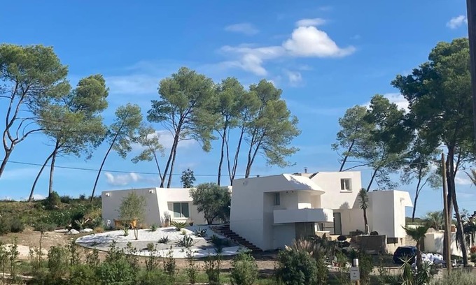 Grabels Villa | Stunning Villa with Panoramic Views & Oceanfront Amenities