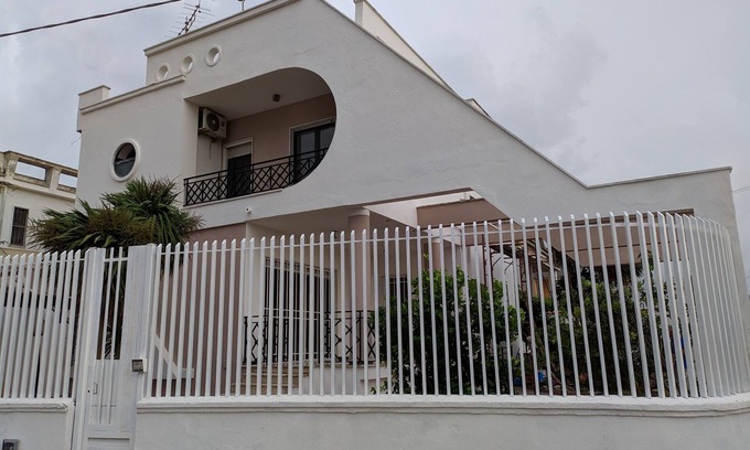 Lago Patria House | Villa Di Bona: Scenic Garden Retreat with Ocean Views