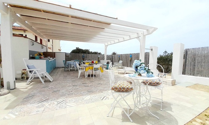 Licata Apartment | Oceanfront Villa di Eracle with Sea View for Families
