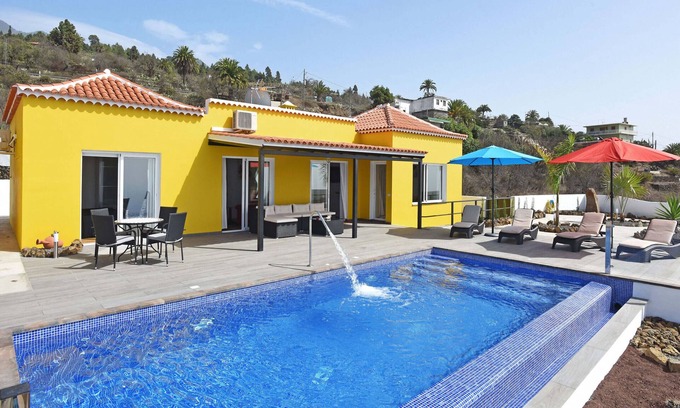 El Jesus Ski Chalet | Escape to Villa Diamante with Oceanfront Views & Pool