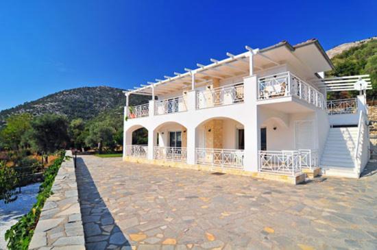Megalos Prinos House | Villa Diana: Oceanfront Retreat with Pool & High Ratings