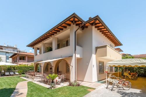 Forte dei Marmi Bed & Breakfast | Villa Diletta B&B: Unwind with Ocean Views & Hot Tub