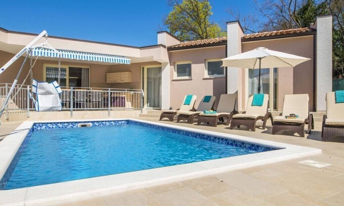 Strmac Villa | Villa Dina: Family-Friendly Retreat with Kitchen & Breakfast