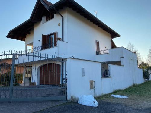 Olgiate Olona Apartment | Villa Dina: Family-Friendly Stay with a 9.4 Guest Rating