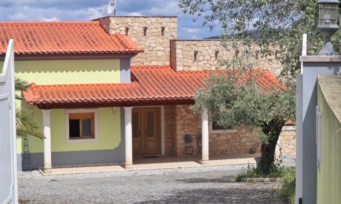 Ferreira do Zezere Villa | Pet-Friendly Villa do Alqueidão with Oceanfront Pool