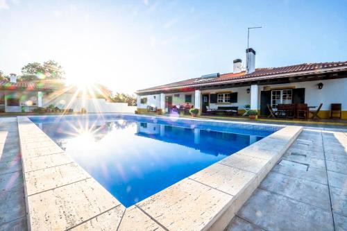Avis House | Villa do Outeiro: Oceanfront Getaway with Pool & Family Appeal