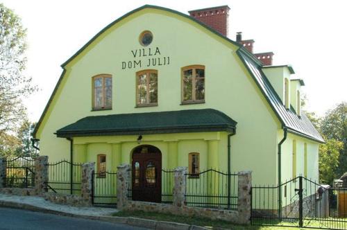 Sanok Villa | Charming Villa Dom Julii: Family-Friendly with Breakfast