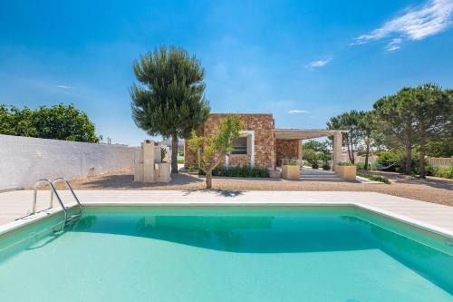 San Pietro in Bevagna Villa | Villa Dora by BarbarHouse: 4-Star Retreat with Pool & Family Fun