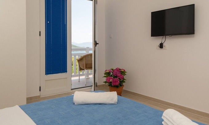 Neum House | Villa Doris: Double Room with Balcony and Sea View Escape