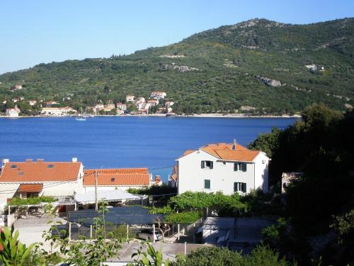 Stikovica Apartment | Villa Doris: Pet-Friendly Retreat with Private Beach Access