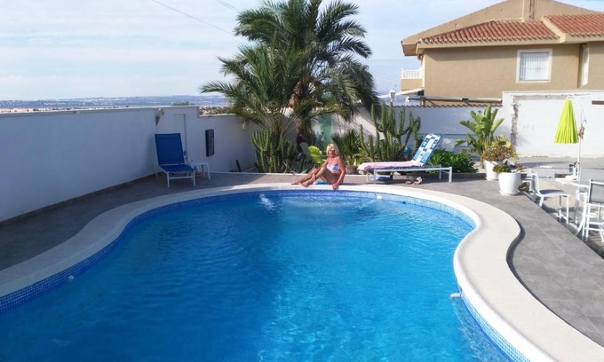 La Siesta Villa | Villa Dos-Lagos: Pet-Friendly Oceanfront Escape Awaits