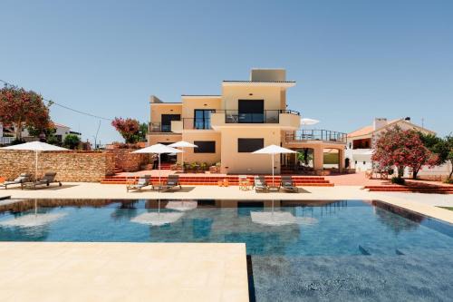 Avis Bed & Breakfast | Relax at Villa Dos R's: 4-Star Oceanfront Getaway