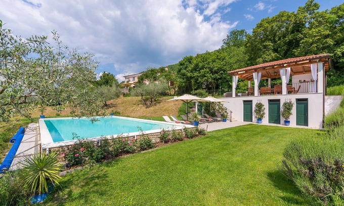 Buje Villa | Relax at Villa Dramac with Pool & Spa in Merisce