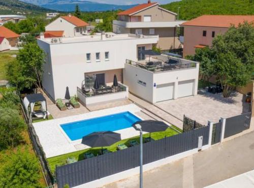 Dicmo Villa | Villa Dreamin with Heated Pool & Hot Tub