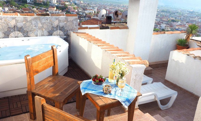 Selcuk Hotel | Discover Villa Dreams: Family-Friendly with Pool & Breakfast
