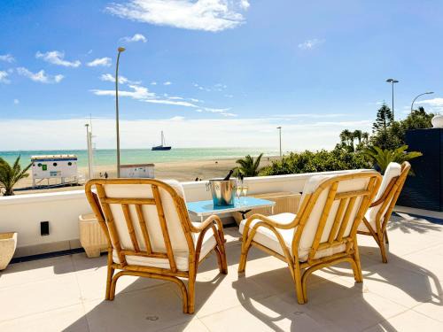 Roquetas de Mar Apartment | Inviting Villa Dru: Oceanfront Retreat with Pool & Hot Tub