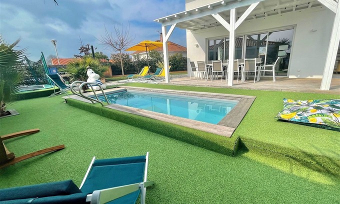Biscarrosse Villa | Villa du Prat: Colorful Retreat with Ocean Views & Spa