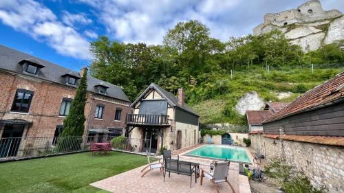Les Andelys Bed & Breakfast | Villa du Vieux Château: Pet-Friendly Retreat with Ocean Views