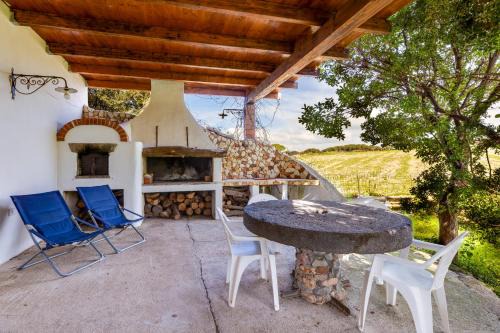 S'Archittu House | Discover Villa due Archi: 4-Star Family-Friendly Retreat