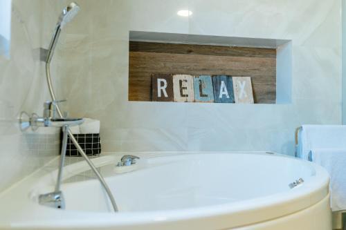 Zabljak Villa | Villa Dussi: Family-Friendly Retreat with Hot Tub & Kitchen