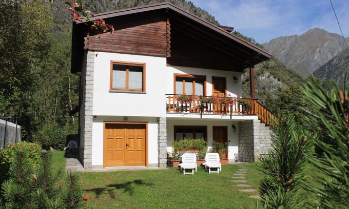 Antronapiana Apartment | Discover Villa Egle: Family-Friendly Retreat with High Ratings