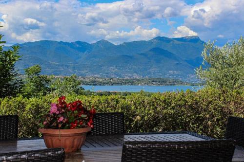 Manerba del Garda House | Beachfront Villa Elena: Family-Friendly Ocean View Retreat