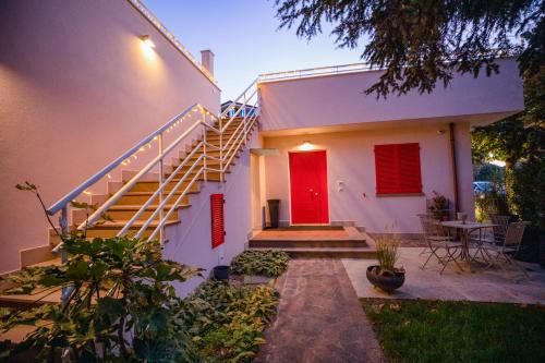 Cagnona Bed & Breakfast | Oceanfront Villa Elia Suite Room with Hot Tub & Pet-Friendly
