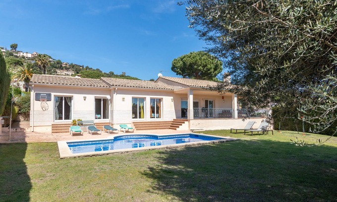Calonge Villa | Villa Elodia: Garden Oasis with Pool & Ocean View