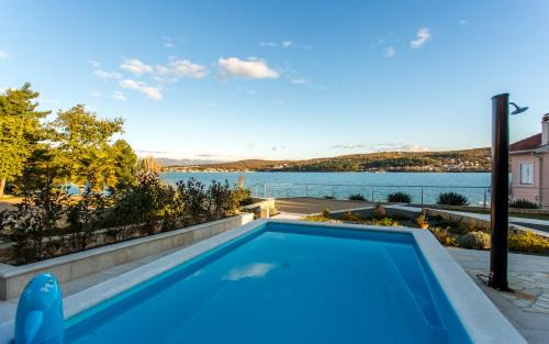 Cizici Villa | Villa Ema: Family-Friendly Retreat with Oceanfront Pool Views