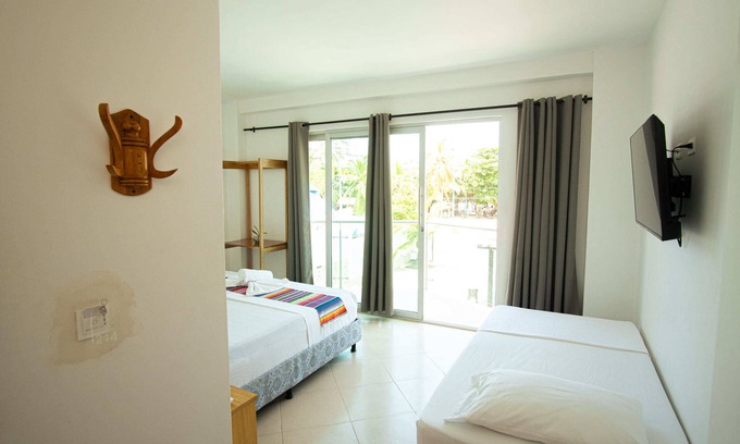 Covenas Hotel | Beachside Villa in Coveñas with Pool & Breakfast for 10