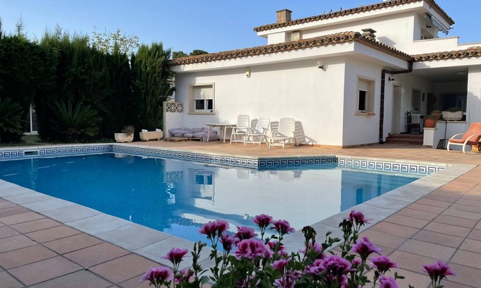 L'Escala Villa | Inviting Villa in the Heart of L'Escala with Ocean View