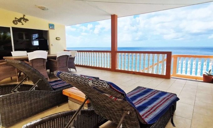 Lagun Villa | Enchanting Seaside Villa in Lagun: Ocean Views Await
