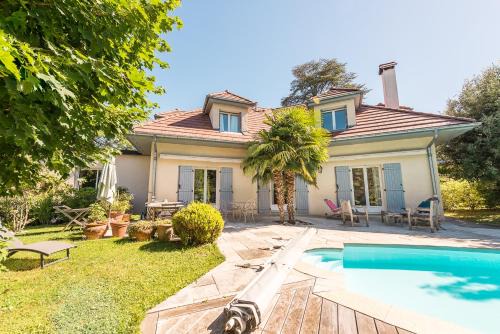 Annecy-le-Vieux House | Family Villa by the Lake with Private Pool for 10 Guests