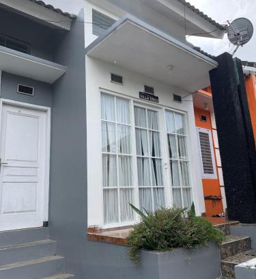 Oro Oro Ombo House | Cozy Villa ERICK Batu Near Jatimpark 2 with Pool