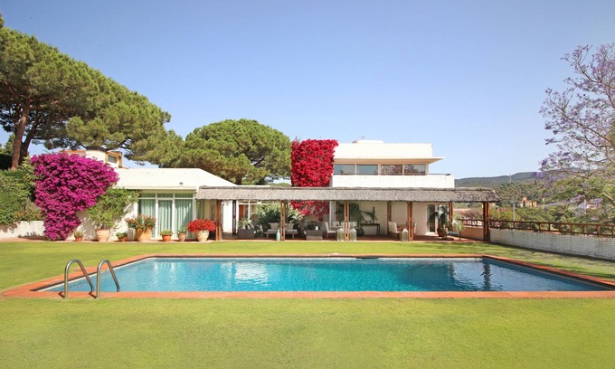 Sant Andreu de Llavaneres Villa | Villa Torre Blanca, at the Golf Club, 5' from the beach and 35' from Barcelona
