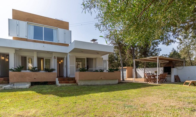 San Antonio Bay Cottage | Indulge at Villa Can Torrent: Family-Friendly & Spa Amenities