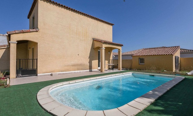 Pinet House | Beachside Retreat with Private Pool for Family Fun