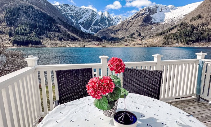 Balestrand House | Cozy Villa Esefjord: Oceanfront Retreat with Spa & Breakfast