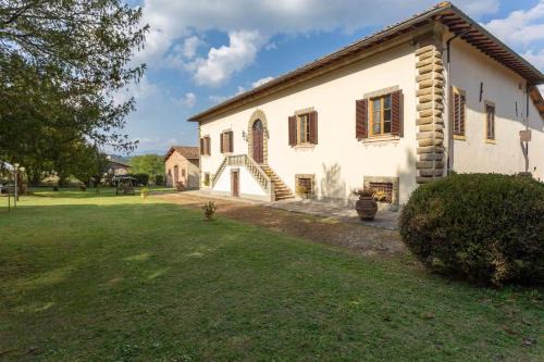 Vicchio Villa | Elegant Villa Eugenia Tuscany with Pool, Sauna & Gym